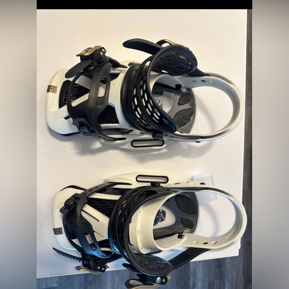 Like new Burton Escapade EST women’s medium snowboard bindings  white/gold